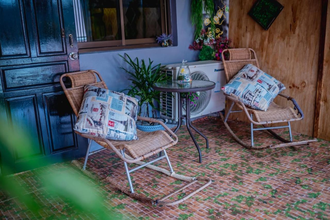 Menulis Coolly House Patong Bed & Breakfast Exterior foto