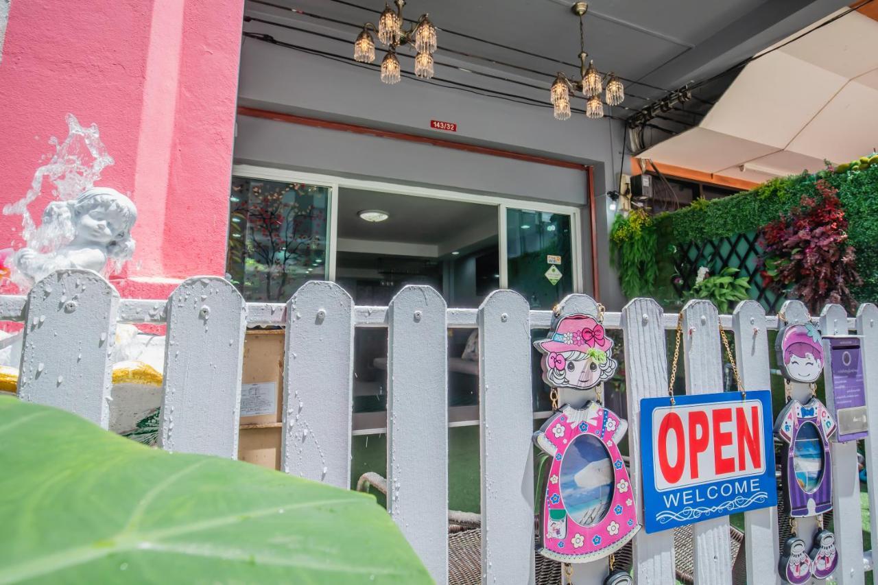 Menulis Coolly House Patong Bed & Breakfast Exterior foto