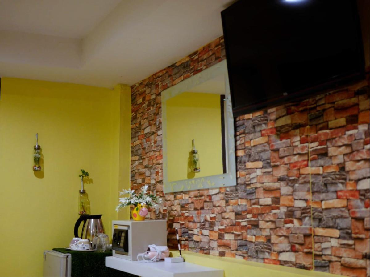 Menulis Coolly House Patong Bed & Breakfast Exterior foto